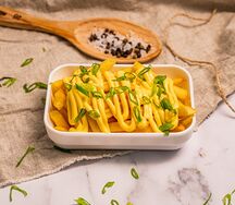 Картофель фри с сырным соусом и зеленым луком