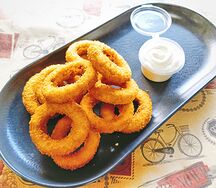 Луковые кольца и белый соус