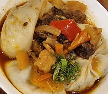 Манты с красным бульоном
