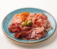 Ассорти мясных деликатесов
