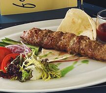 Люля-кебаб из баранины с сыром подается с овощами, тортилья пшеничная, томатный соус