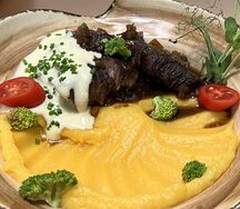 Телячьи щечки, тушенные в красном вине с овощами, с пюре из кореньев со сливочным соусом и пармезаном