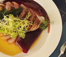 Утиная грудка с пряной грушей, ягодным соусом и чипсами из шпината