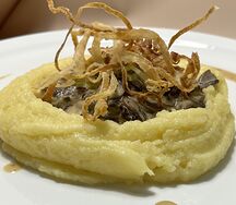 Бефстроганов из говядины с картофельным пюре, луком криспи и маринованным огурцом