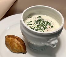 Сливочная уха по-карельски с расстегаем с щукой