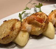 Котлеты из щуки с картофельным пюре, соусом вин-блан, красной икрой и соленым лимоном