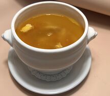 Куриный бульон с тальятелле, куриным яйцом и гренками