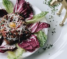Тартар из говядины с кукурузным кремом и желтком