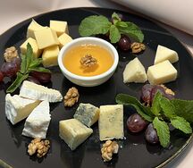 Сырное плато с виноградом, медом и орехами 