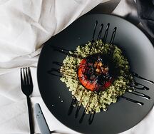 Перец, фаршированный сыром и кинзой, на подушке из кускуса