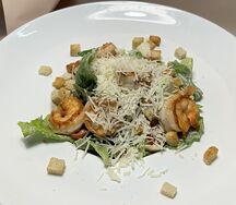  Салат Цезарь с тигровыми креветками