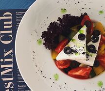 Салат с молодым сыром, свежими овощами, оливками и кольцами красного лука