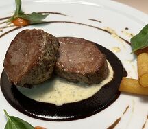 Медальоны из говядины с картофелем Пай