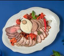 Мясное плато с чатни из томатов