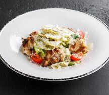 Цезарь с куриным шашлыком