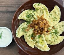 Вареники с картофелем и луком со сметаной