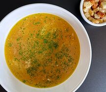 Бульон из цыплёнка с лапшой, гренками и яйцом