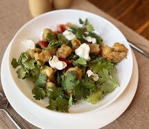 Салат с жареными баклажанами, сочными помидорами и сливочным сыром