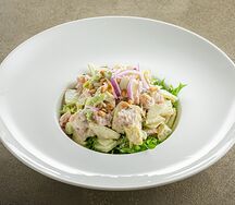 Салат с тунцом су-вид, яблоком и авокадо