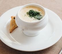 Уха из копченой форели и салатных креветок со сливками