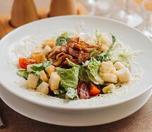 Салат Цезарь с курицей