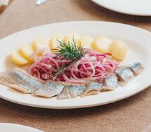 Сельдь с отварным картофелем и красным луком