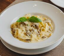 Паста с соусом из белых грибов