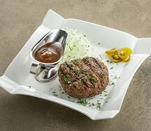 Бифштекс из мраморной говядины с перечным соусом и маринованным луком