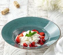 Салат со страчателлой и клубникой