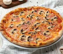 Пицца с ветчиной и грибами