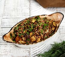 Гречневая каша, томленная с белыми грибами и луком