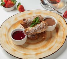 Мини-эклеры с малиновым и шоколадным соусом