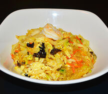 Сингапурская лапша с креветками и курицей