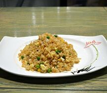 Жареный рис с овощами