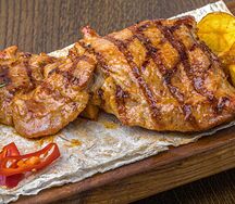 Свиная отбивная с картофелем и соусом