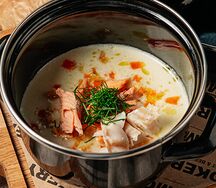 Сливочная уха с копченой форелью и треской