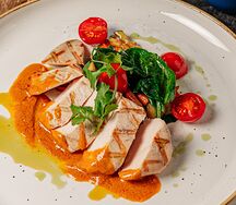 Куриная грудка с соусом том ям и соте из овощей