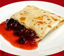 Блинчик с клубничным вареньем