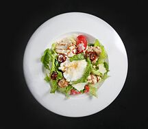 Салат Цезарь с курицей и яйцом пашот