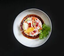 Тартар из лосося с авокадо и крабом