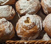 Пирожок с яблоком и корицей