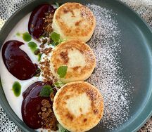 Сырники с рикоттой и вишнёвым соусом 