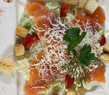 Цезарь с красной рыбой