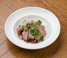 Подкопченный ростбиф из конины с томатным рагу