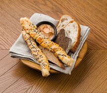 Хлебная корзинка с маслом