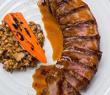 Стейк из конины с пшеницей и белыми грибами