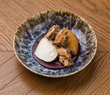 Десерт из ряженки с карамелью и черемухой