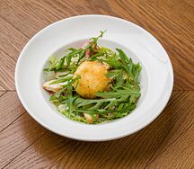 Салат с курицей и яйцом пашот