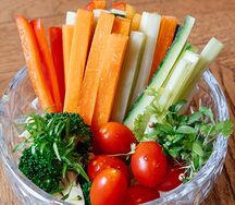 Овощные палочки, сметанный соус, помидоры черри