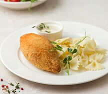 Котлета по-киевски с отварными макаронами и соусом бешамель